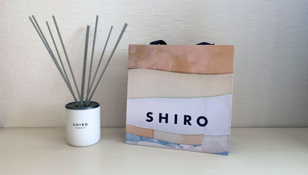 shiroのディフューザーとショッピングバッグの写真